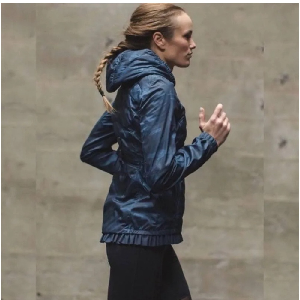 Lululemon Camo Puffer Jacket Detach Hood, Ruffles Camo Blue!